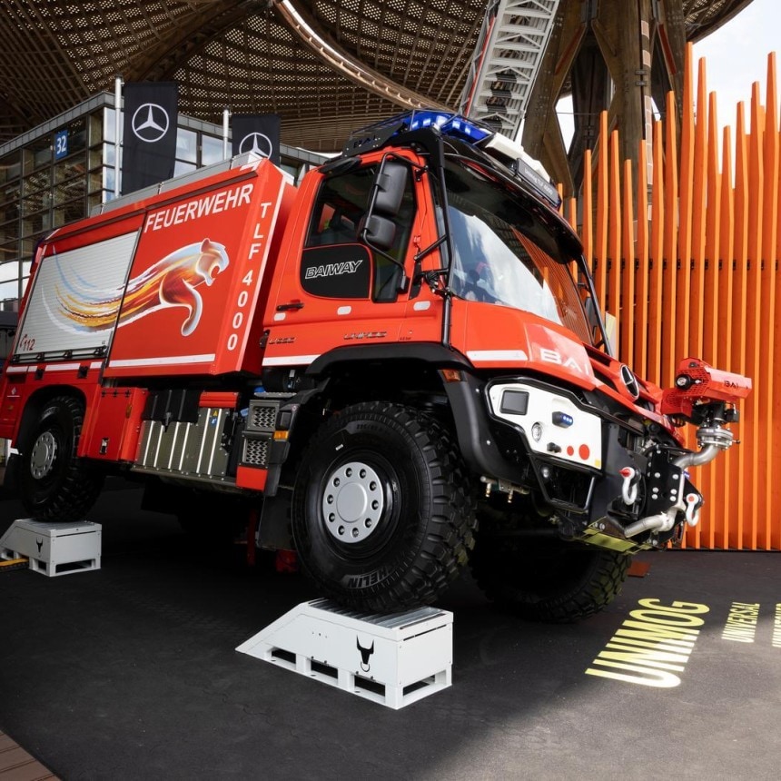 Crveno vatrogasno vozilo Unimog na sajmu INTERSCHUTZ